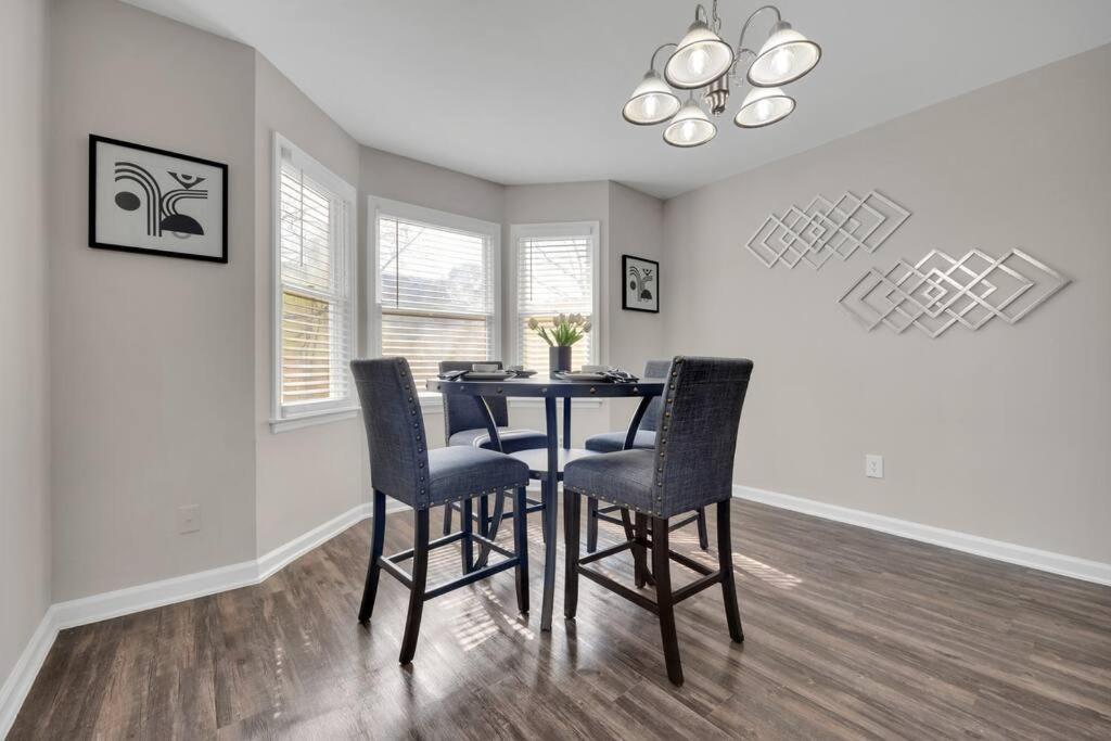 Plush Two Bedroom Retreat. A Home Away From Home! Riverdale Bagian luar foto