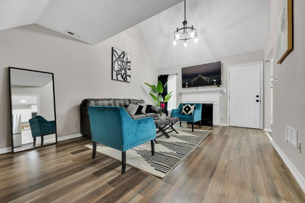 Plush Two Bedroom Retreat. A Home Away From Home! Riverdale Bagian luar foto