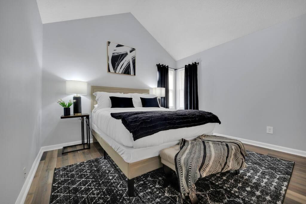 Plush Two Bedroom Retreat. A Home Away From Home! Riverdale Bagian luar foto