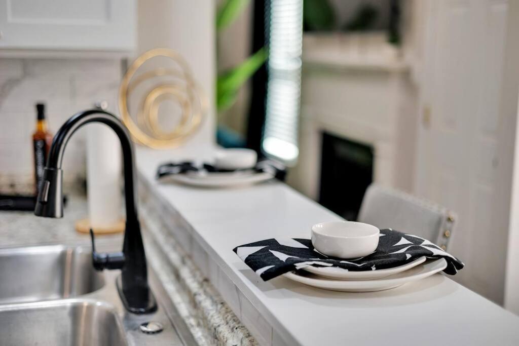 Plush Two Bedroom Retreat. A Home Away From Home! Riverdale Bagian luar foto