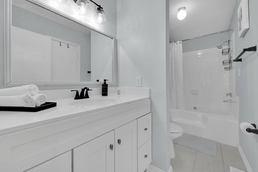 Plush Two Bedroom Retreat. A Home Away From Home! Riverdale Bagian luar foto